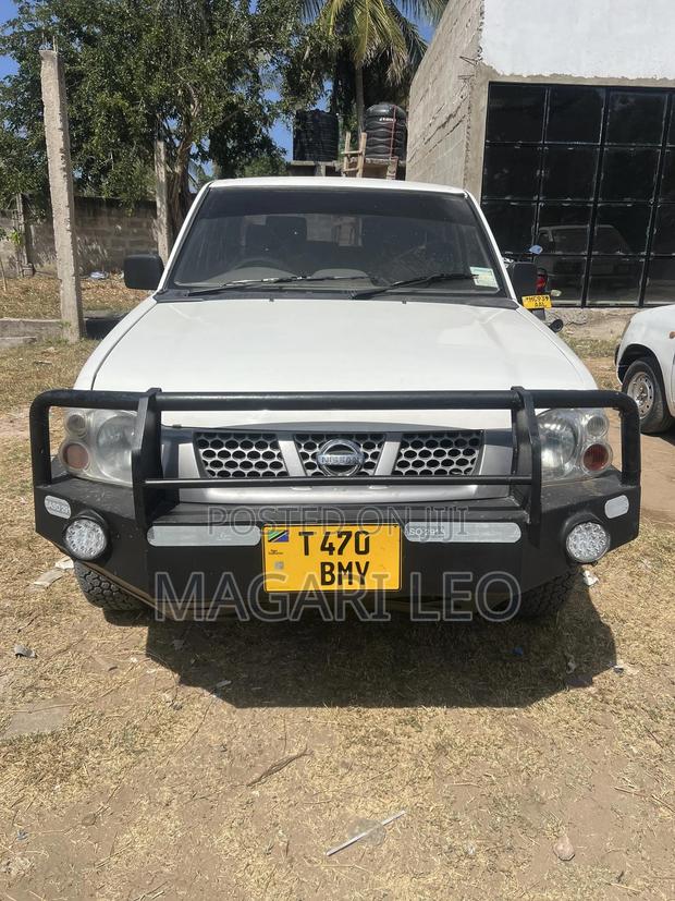 Nissan Hardbody 2005 White