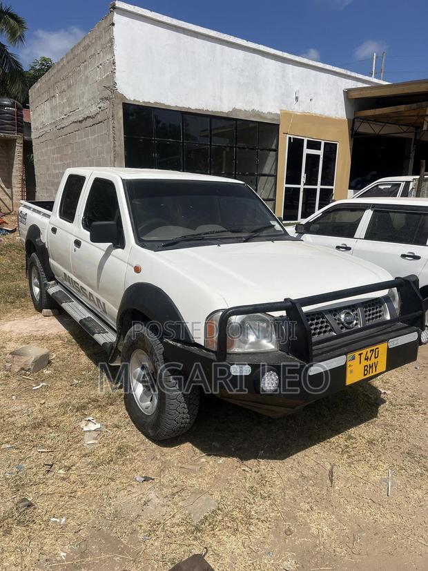 Nissan Hardbody 2005 White