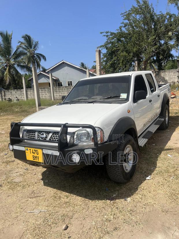 Nissan Hardbody 2005 White