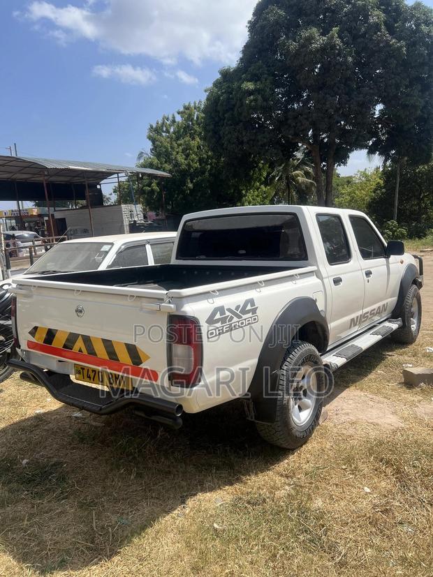 Nissan Hardbody 2005 White