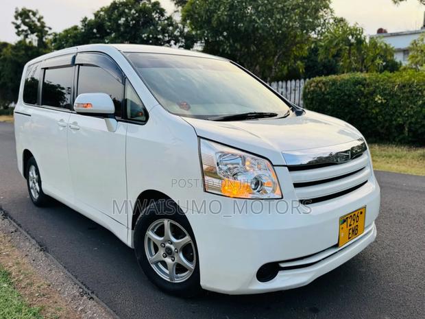 Toyota Noah 2008 Off white