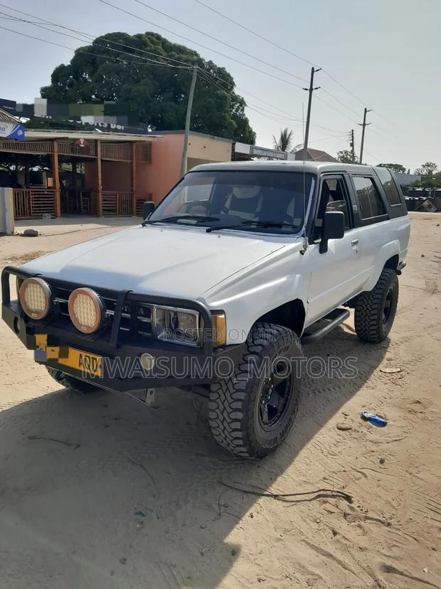 Toyota Hilux 1999 Off white