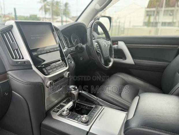 Toyota Land Cruiser 4.6 V8 GXR 2017 Black