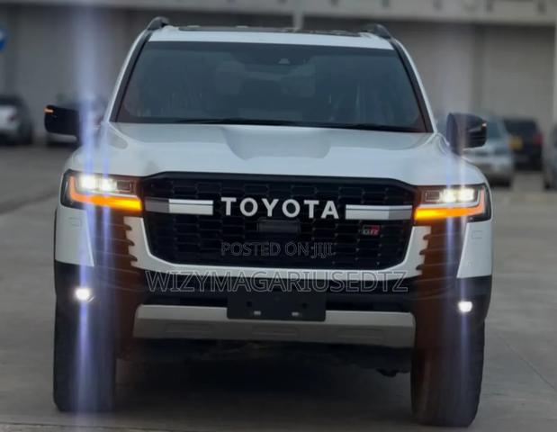 Toyota Land Cruiser LC300 2024 White