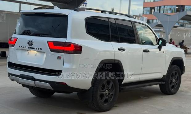 Toyota Land Cruiser LC300 2024 White
