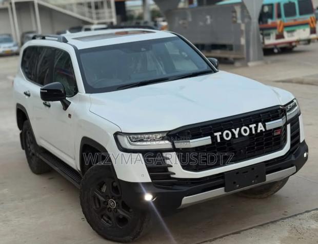 Toyota Land Cruiser LC300 2024 White