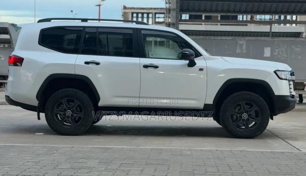 Toyota Land Cruiser LC300 2024 White