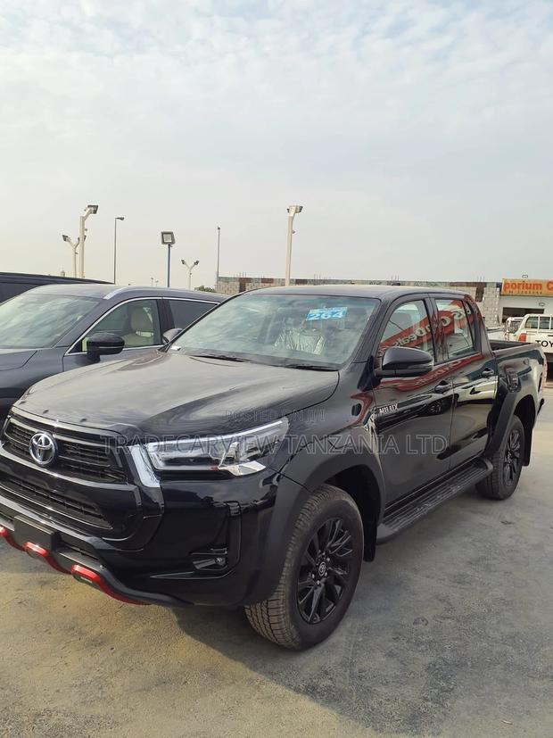 New Toyota Hilux 2025 Black