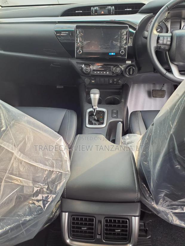 New Toyota Hilux 2025 Black