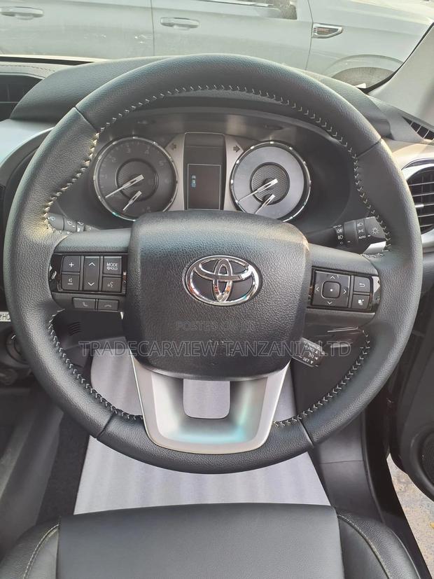 New Toyota Hilux 2025 Black