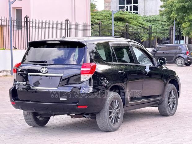 Toyota Vanguard 2012 Ivory