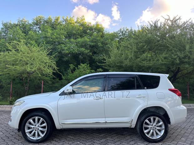 Toyota Vanguard 2010 White