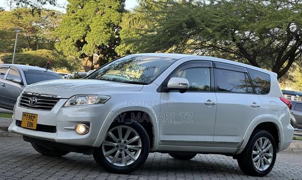 Toyota Vanguard 2010 White