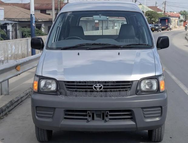 Toyota Noah 2004 Silver