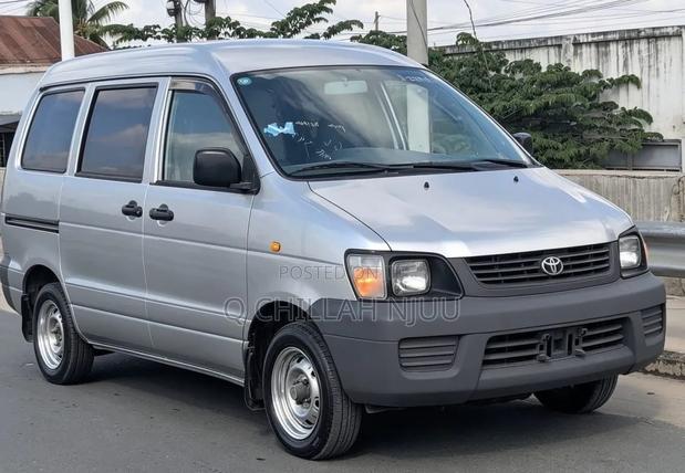 Toyota Noah 2004 Silver