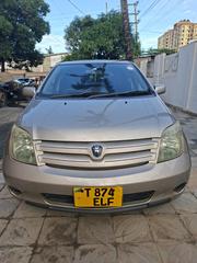 Toyota IST 2004 Gold for sale