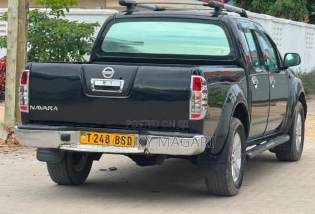 Nissan Navara 2005 Black