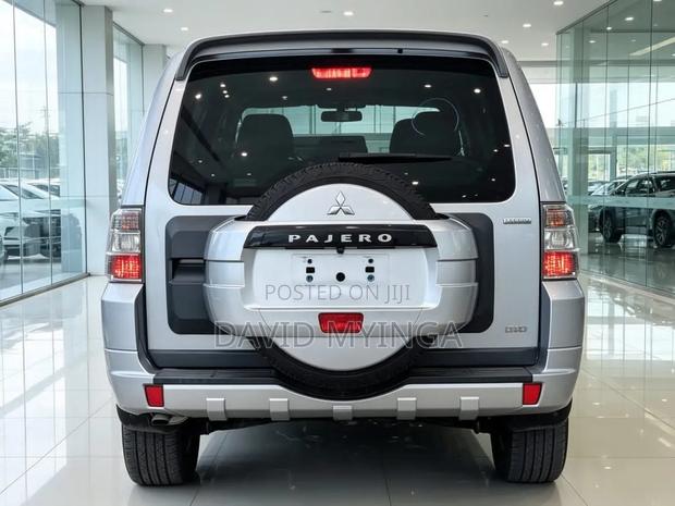 Mitsubishi Pajero 2011 Silver