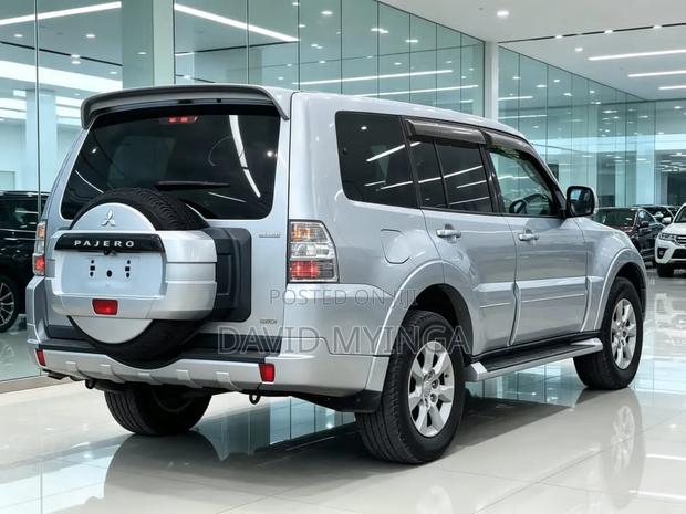 Mitsubishi Pajero 2011 Silver