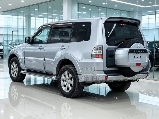 Mitsubishi Pajero 2011 Silver