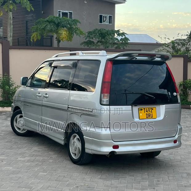 Toyota Noah 2001 Silver