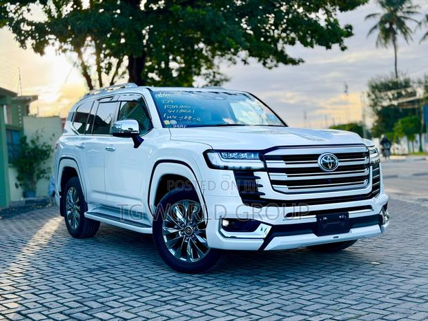 Toyota Land Cruiser LC300 2025 White