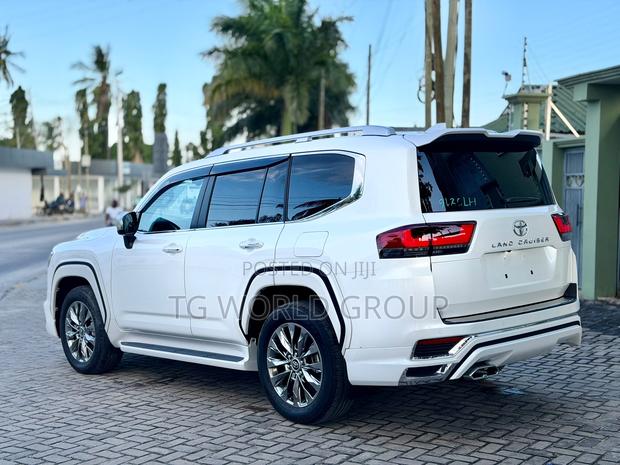 Toyota Land Cruiser LC300 2025 White
