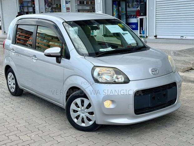 Toyota Porte 2012 Silver