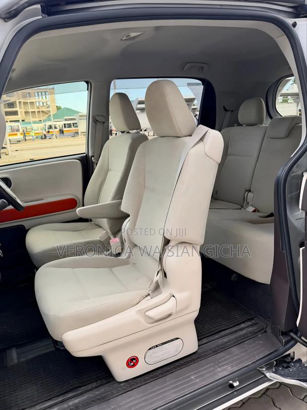 Toyota Porte 2012 Silver