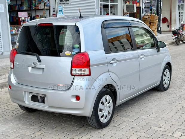 Toyota Porte 2012 Silver