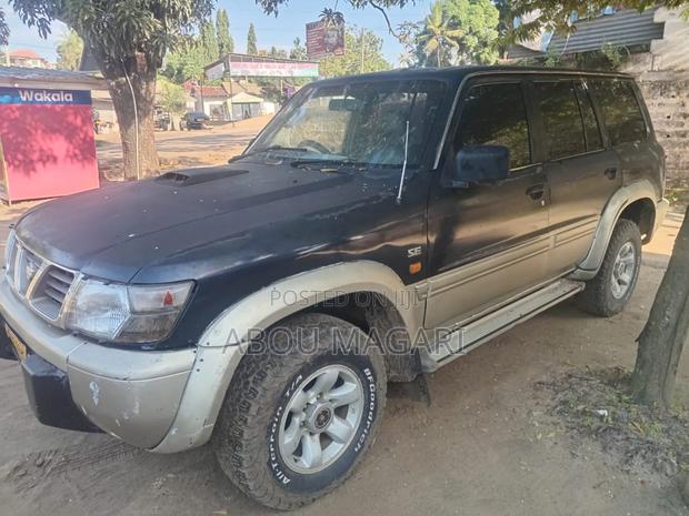 Nissan Patrol 2000 Black