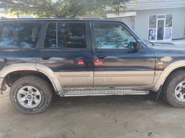 Nissan Patrol 2000 Black