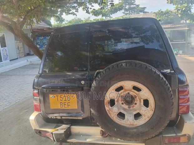 Nissan Patrol 2000 Black