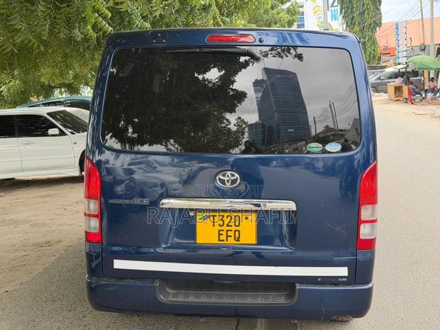 Toyota HiAce 2010 Blue