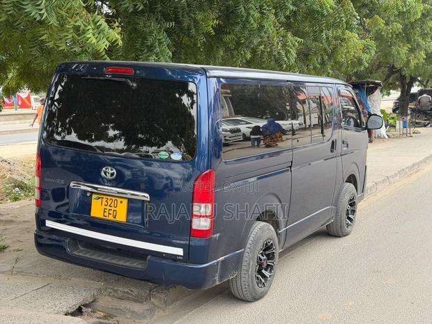 Toyota HiAce 2010 Blue