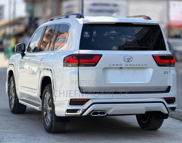 New Toyota Land Cruiser 2025 Off white