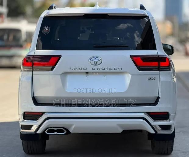 New Toyota Land Cruiser 2025 Off white