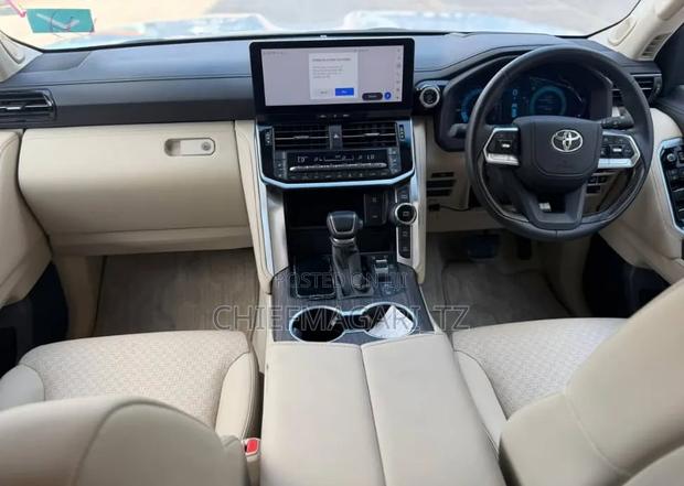 New Toyota Land Cruiser 2025 Off white
