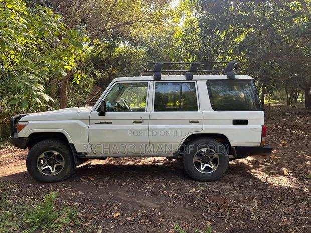 Toyota Land Cruiser 2009 White