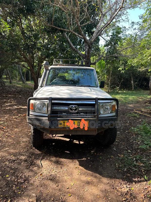 Toyota Land Cruiser 2009 White