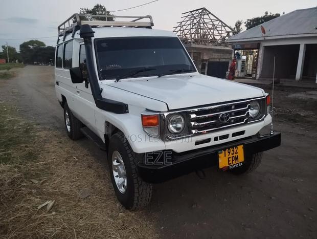 Toyota Land Cruiser 1996 White