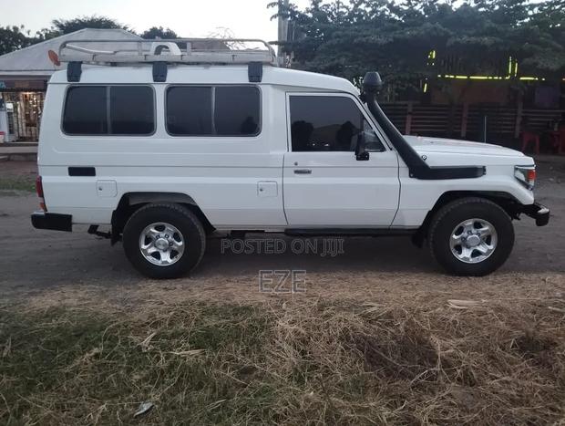 Toyota Land Cruiser 1996 White