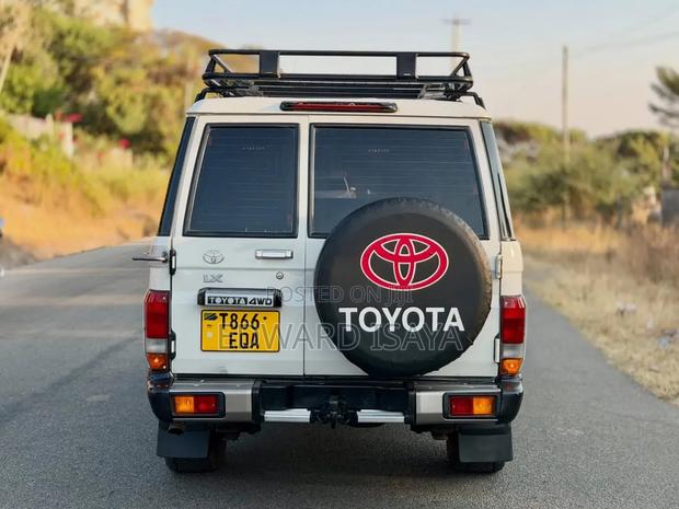 Toyota Land Cruiser 2010 White