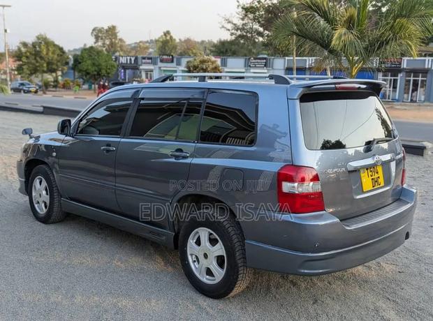 Toyota Kluger 2004 Blue
