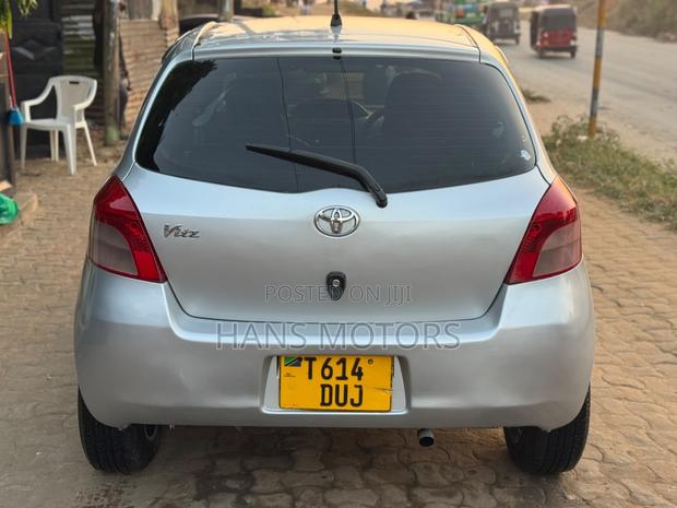 Toyota Vitz 2005 Silver