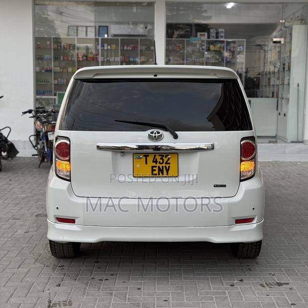 Toyota Corolla Rumion Hatchback 1.5 FWD 2011 White
