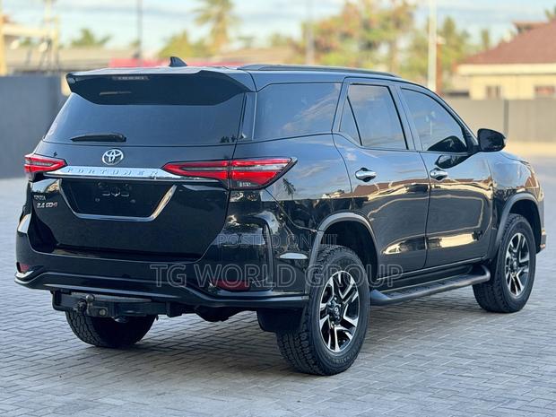 Toyota Fortuner 2.8 D RWD 2018 Black