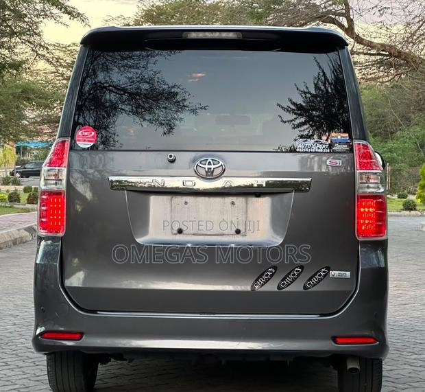 Toyota Noah 2.0 158hp FWD (8 Seater) 2008 Gray
