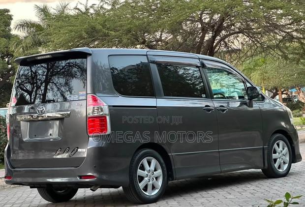 Toyota Noah 2.0 158hp FWD (8 Seater) 2008 Gray