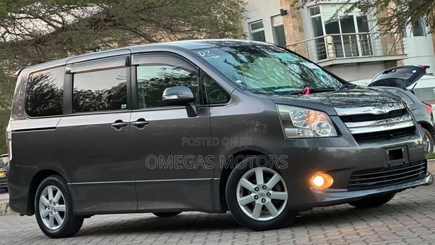 Toyota Noah 2.0 158hp FWD (8 Seater) 2008 Gray